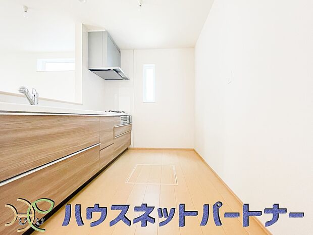 明るい自然光が入る作業スペースを多くとったキッチン採用。夫婦揃ってキッチンに立っても調理がしやすく、家事をしながら会話も弾みます。食器類もすっきりと片付く収納力。