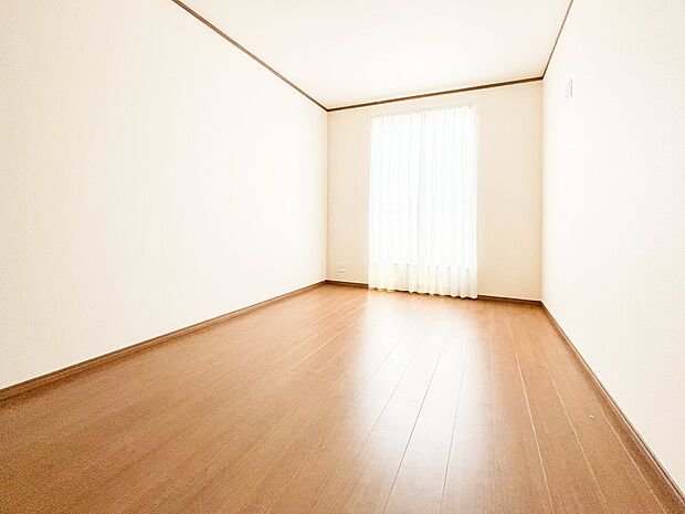 【洋室】独立性を高めたお部屋。たっぷりの収納も配備しており、片付いた空間を現実出来そう。陽光も降り注ぐ明るく開放的な空間が魅力的。