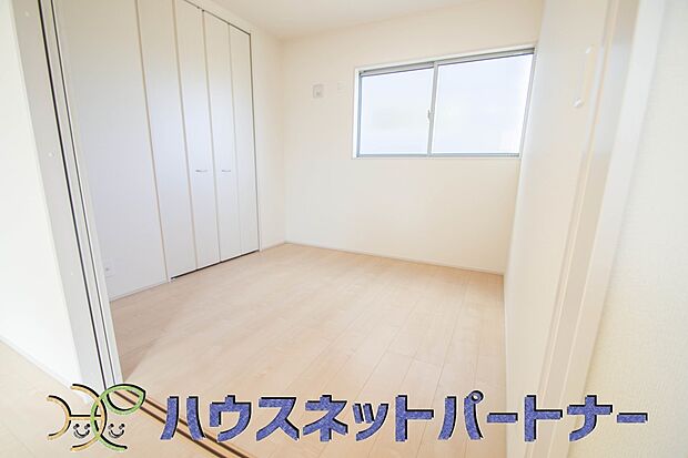 【洋室】リビング隣の洋室は収納も豊富で、お部屋の扉を開放すれば広々リビングに。