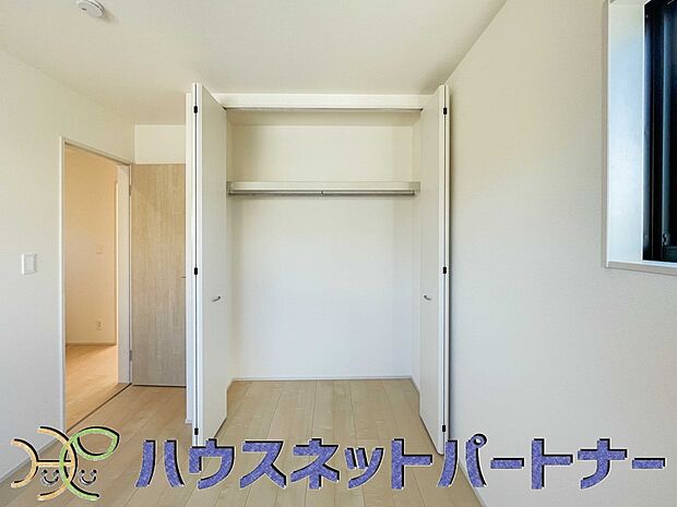 【子供部屋】柔らかな光り差し込む家族に優しい洋室は子供部屋にぴったり。
