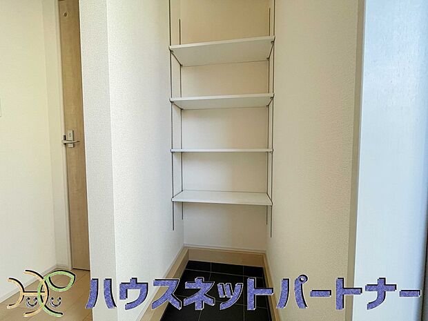 【玄関】玄関には棚の位置を収納するものに合わせて変更できる可動棚があります。ブーツやサンダルなどスッキリしまえて使いやすいです。