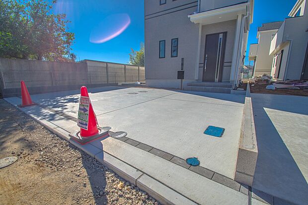 【駐車場】通勤や家族の送迎など、毎日の生活にマイカーが欠かせない方にとって駐車場は大事な条件。敷地内にカースペースがあれば、お出かけやお買い物の際の搬入出もらくらくです。