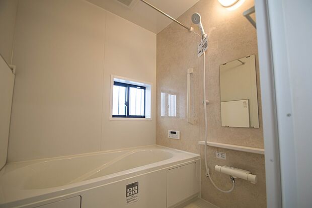 【浴室】高級感溢れるカラーと大きさ・柔らかな曲線で構成された半身浴も楽しめるバスタブが心地よさをもたらします。