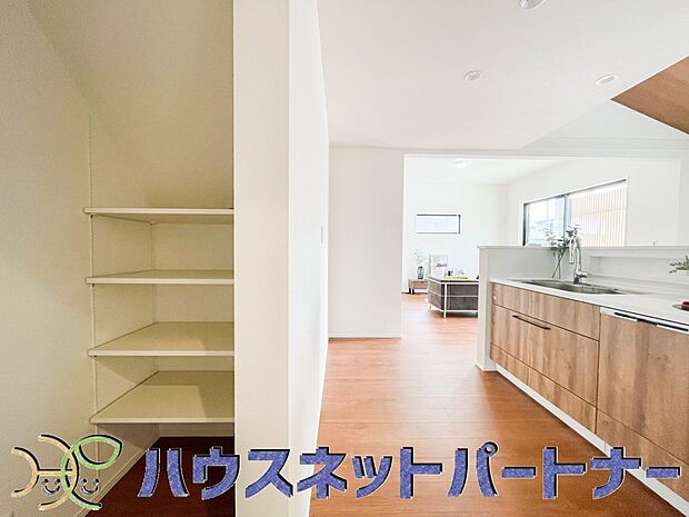 【キッチン】パントリー(食料庫)常温保存できるパン、お米、調味料、缶詰など、日常的に使うものや未開封の食品の収納にぴったり。棚にものを並べて収納すれば、何が足りないのかひと目で確認できます。