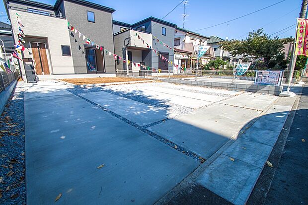 【駐車場】通勤や家族の送迎など、毎日の生活にマイカーが欠かせない方にとって駐車場は大事な条件。敷地内にカースペースがあれば、お出かけやお買い物の際の搬入出もらくらくです。