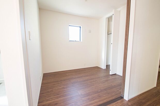 【洋室】リビングのお隣の洋室は、ホームパーティーの時に開放して楽しい空間作りが出来ます。