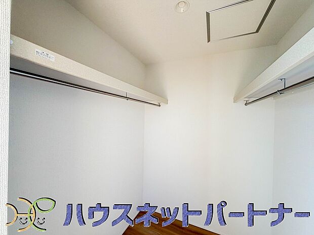 【リビングダイニング】うららかな陽射しがどのお部屋にも降り注ぎますように、快適さを追求した間取設計。得難い立地環境での生活を恵みの豊かな永住の地へと変えてくれます。