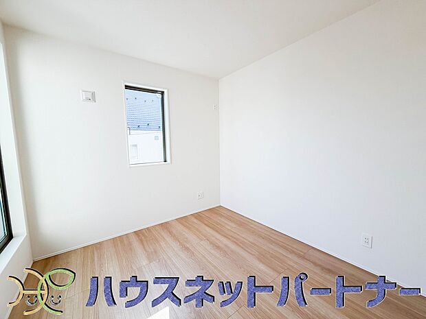 【ダイニング】キッチンカウンターがあると配膳が楽なことがメリットの一つ。後片付けをするときも、ダイニングテーブルからあまり動かずに流し台へ運ぶことができるので便利です♪