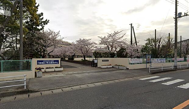 三郷市立彦糸中学校（約2,000m・徒歩25分）