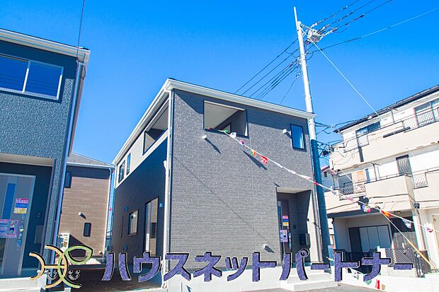 【現地外観写真】街に溶け合う美しい景観と、採光や風通しを考えて設計された間取り。近隣の視線を考え調整した窓位置など、外観だけでなく、住まうご家族の心地よさを最優先しました。