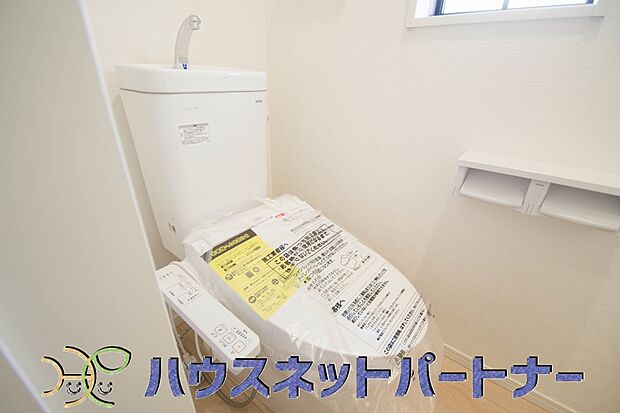 【トイレ】小窓を設置する事により明るく、通気性の良いトイレとなっております。中はゆとりのある大きさを確保しておりますので、ゆったりとお使い頂けます。 