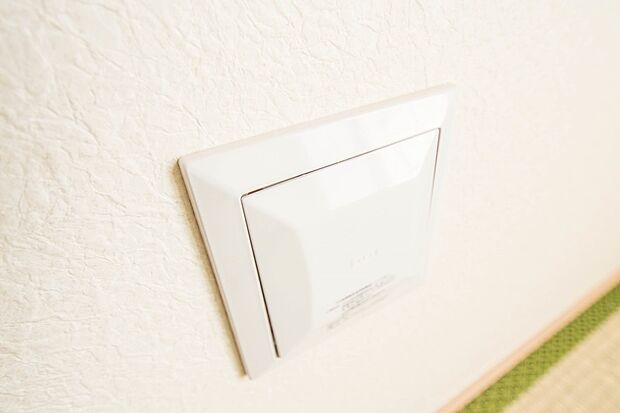 【非公開】同仕様:【24時間換気システム】 家じゅうの空気が入れ替わるよう、ファンなどの器械を使って2時間に1回計画換気。24時間、常に新鮮な空気を維持するためのシステムです。