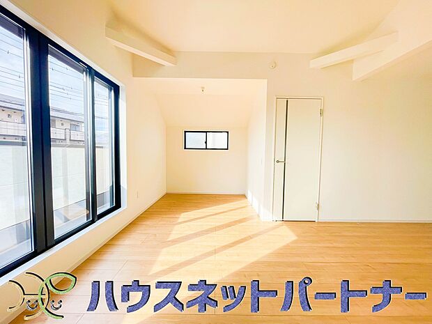 【リビング】整然とした空間演出、快適な理想の暮らしの実現は家のみの拘りではなく、そこで暮らす方々にとって素敵な環境であることも挙げられると思います。四季折々の変化が奏でる鼓動を楽しんで下さい。