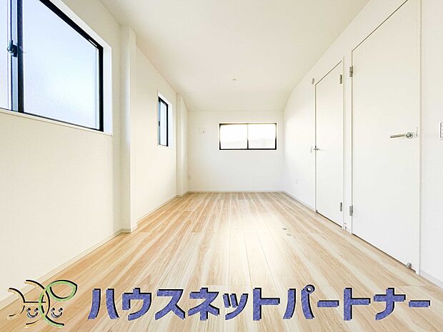 【洋室】太陽の光がお部屋を照らしてくれます。こんな朝を迎えると今日一日を頑張ろうと思えてきますよね。