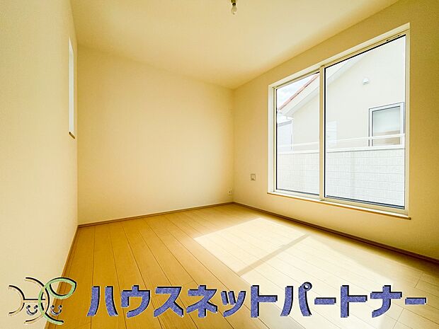 【子供部屋】陽光が降り注ぐ明るく開放的な空間が魅力的。