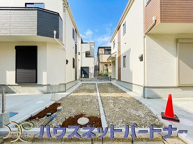 【前面道路含む現地写真】居住者の帰り、訪れる方を優しく迎える・安らぎに満ちた生活空間を予感させる。健やかな暮らしを楽しめそう。