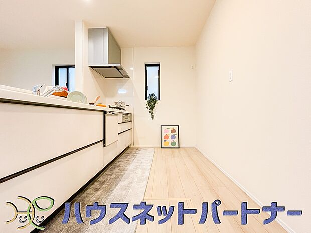 【キッチン】カウンターキッチンは広くて収納力もあるので、快適に料理をすることができます。食器や炊事用具を手の届くところに配置しやすいため調理もスピーディーです。