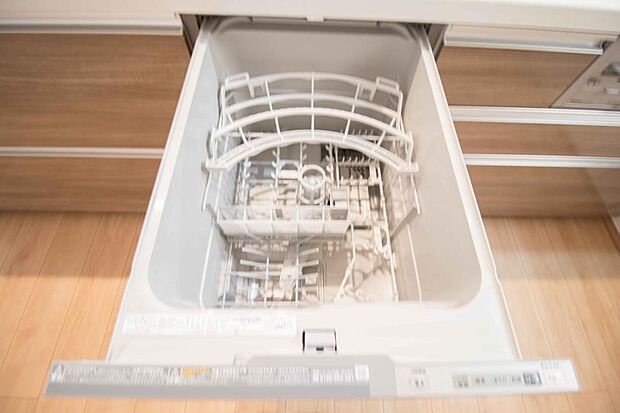 【食器洗浄機】食器洗いのわずらわしさから開放してくれる嬉しい設備。後片付けの手間を減らし奥様の時間を有効活用できます。お湯と洗剤を使う機会が少なくなるため、手荒れ防止にも。