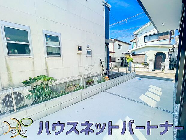 【駐車場】ゆったりとした駐車スペースを確保いたしましたので、大きめのお車でも駐車可能です。自転車やバイクなど、ゆとりのある敷地で置き場所に困ることはないでしょう。