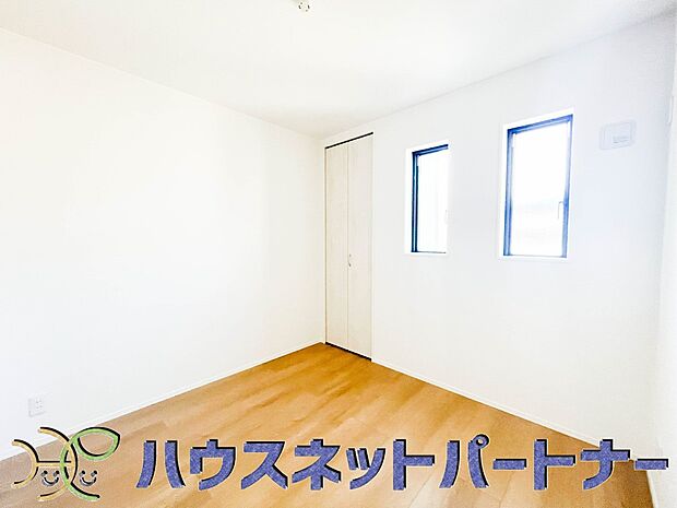 【洋室】風通しの良いお部屋は心も体も元気にしてくれます。冬はぽかぽかと陽射しで暖か。