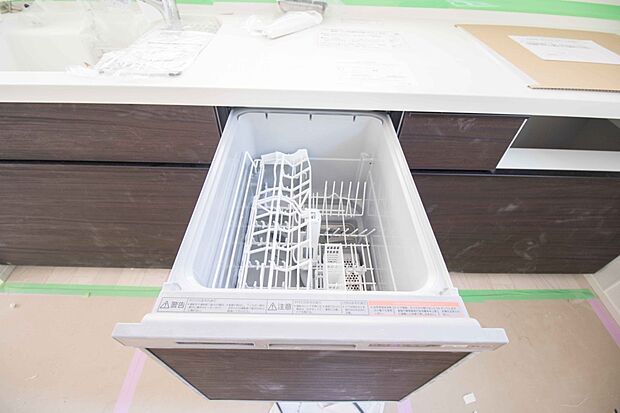 【食器洗浄機（同仕様設備）】食器洗いのわずらわしさから開放してくれる嬉しい設備。後片付けの手間を減らし奥様の時間を有効活用できます。お湯と洗剤を使う機会が少なくなるため、手荒れ防止にも。
