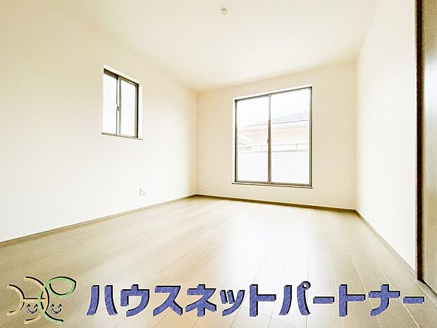 【寝室】バルコニーに直接出入りできるお部屋です。ちょっと外の空気を吸いたい時や、ベランダでミニガーデニングなども楽しめそうです。