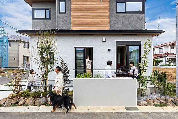 軒を深く出すことで陰影が生まれ、邸宅としてのフォルムを強調した屋根デザインです。