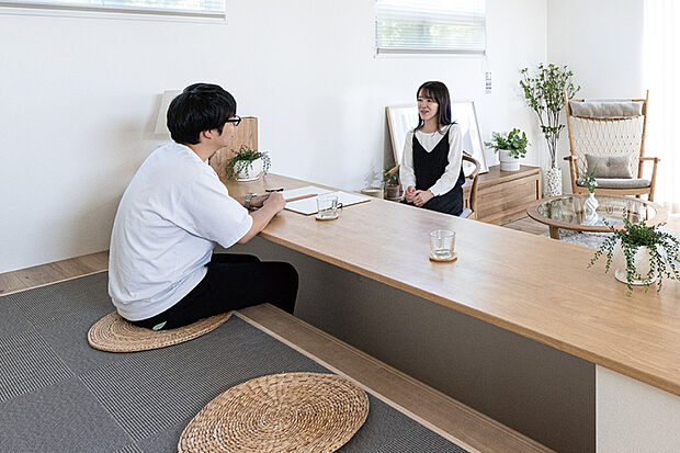 床に高低差を設けたステージリビングのあるプラン。空間をゆるやかにゾーニングしながらも、家族とのつながりを保つ設計が魅力です。