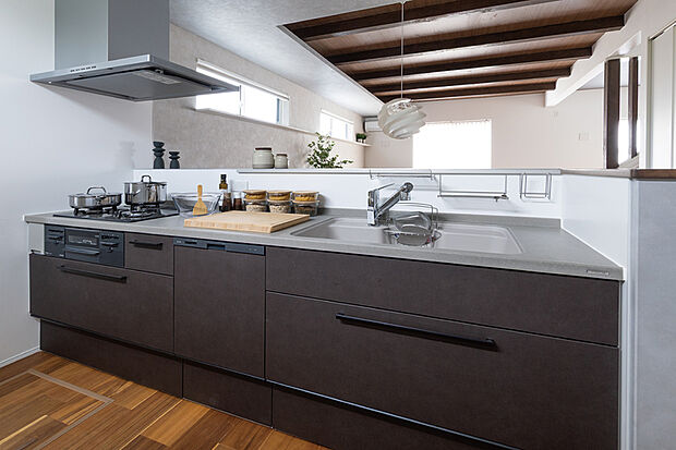 デザインの美しさと機能性、ふたつの面を追求したトクラスキッチン。開放的でのびのびとした使い心地に、水栓から収納、お手入れのしやすさに至るまできめ細やかな配慮が感じられます。