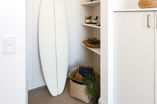 【【土間コーナー】】濡れた傘やサッカーボール、外遊びグッズなどを玄関からそのまましまえる土間続きの収納。オープン収納だからベビーカーの出し入れもラクにできます。