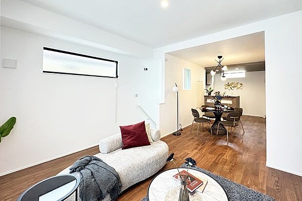 【【モデルハウス完成／1号棟】】カウンター等を備えた多機能なリビング空間と適材適所の収納により、家族と個々の暮らしやすさが広がるプラン。(2025年8月撮影)