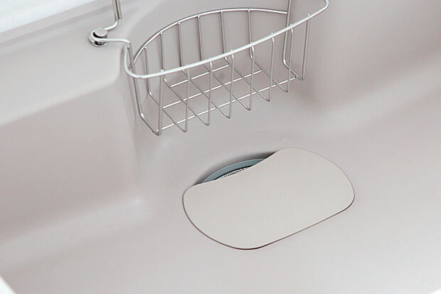 【【人造大理石カウンター】】カウンターとシンクは段差と隙間がなく、汚れがたまらない構造です。お手入れがしやすく、キズに強いワークトップで、10年後に差がつきます。