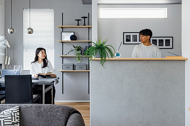 【【ハイオープンキッチン】】家事をしながら家族の顔が見えるハイオープンキッチンを採用。コミュニケーションがしっかり育めます。