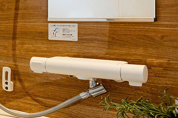 【【クランクレス水栓】】汚れが付きやすいクランク脚をカバー。凹凸の少ない形状でお掃除しやすくキレイを保てます。