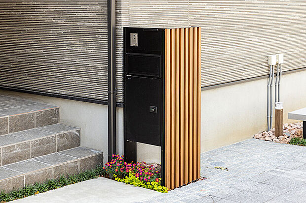 【【宅配ボックス付機能門柱】】外出時でも荷物を受け取ることのできる、便利な宅配ボックス付きの機能門柱を採用。在宅中でも手を離せない時やお子様がお留守番している時などにも役立ちます。