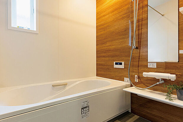 【【バスルーム/LIXIL AX】】なめらかな光沢が美しい人造大理石浴槽は、ダブル保温構造で地球にも家計にも優しいエコアイテム。いつでもきれいなバスルームが続く、お手入れの簡単さも魅力です。