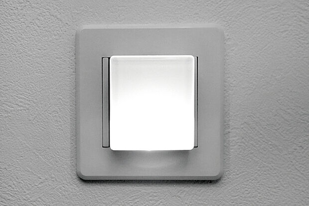 【【ナイトライト】】廊下や階段など、夜間の足元をほんのりと照らしてくれるLEDのナイトライトを設置しました。夜間の歩行も安心です。
