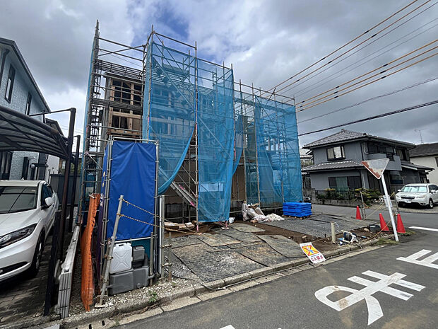 【現地写真】　敷地面積50坪超！広々とした空間を活かし駐車スペース3台分を確保！