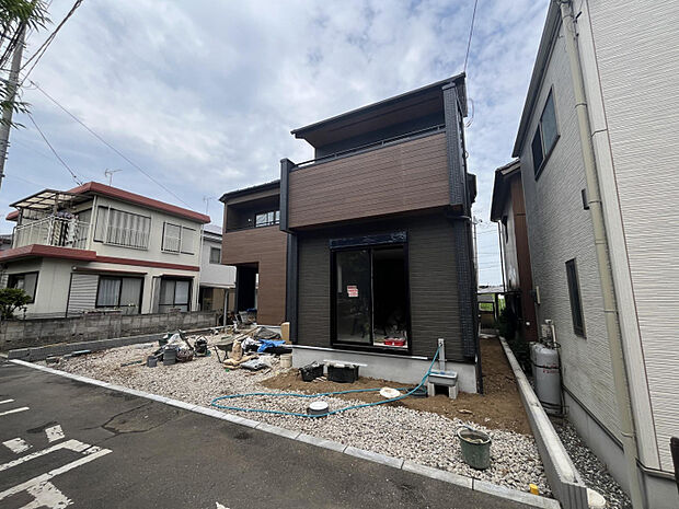 【現地外観写真】　太陽光設備やガス乾燥機『乾太くん』標準搭載の物件です◎
