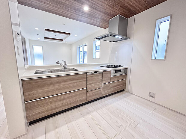 【【2号棟キッチン】】傷などに強い人造大理石のカウンター＋約5人分の食器が収容可能！家事の負担軽減になる食器洗い乾燥機付きで住み始めから快適な暮らしを演出