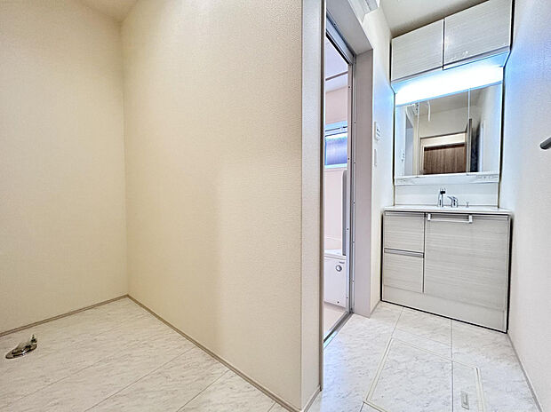 【【2号棟洗面室】】洗面台左側には洗濯機スペースを確保！動線の確保もバッチリです！