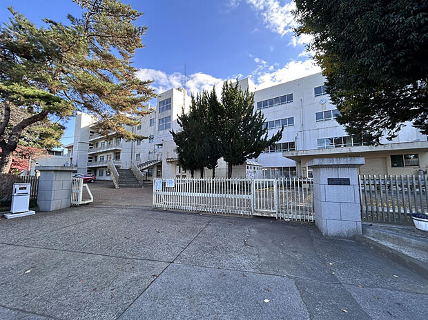 富岡中学校(約2,010m)