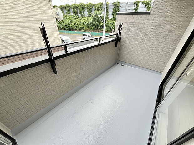 【【バルコニー】】2部屋から行き来可能なバルコニーは物干し金具付きです