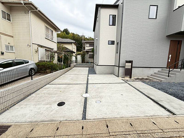 【カースペース】駐車3台可能な広々としたカースペース◎