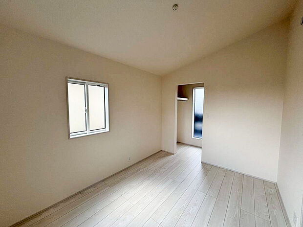 【【2階洋室6帖】】【2階洋室6帖】勾配天井でより多くの明るさをお部屋へ!圧迫感の少ない開放感のある空間を演出◎