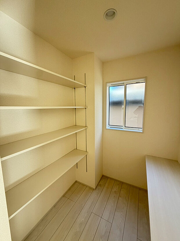 【【2号棟】パントリー】食品のストックや調理家電なども収納できるキッチンパントリー◎可動棚なので高さを調整しながら収納できます♪