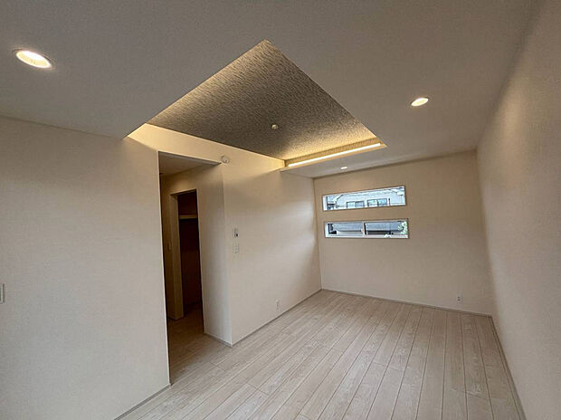 【【2階洋室7.7帖】】主寝室にも折上天井採用◎間接照明付きでおしゃれな空間に♪