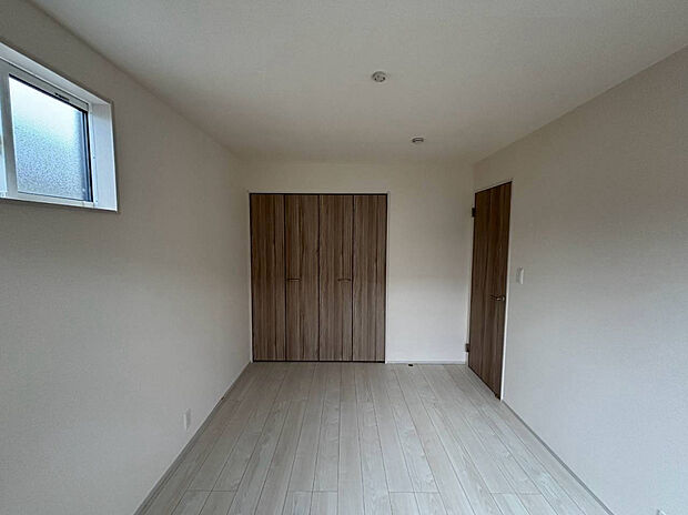 【【2階洋室6.0帖】】全居室に収納完備◎お部屋がスッキリ片づけられます♪