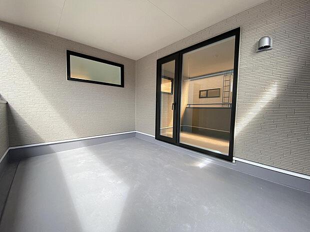 【内観写真(1号棟)】南西側にバルコニーがあるため日当たり良好で洗濯物を干すことも可能です。夏には椅子を置いてのんびり風に当たることもできます。