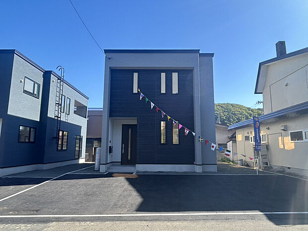 【現地写真2号棟】土地面積190m2以上、カースペース3台駐車OKな広々とした土地です。長期優良住宅取得、住宅性能評価書を取得(設計&建設)。高い品質基準をクリアした信頼の住まいです。